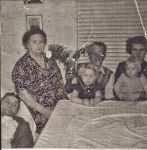Hans Peter (liggende), min farmor Selma, sønnen Chr. og svigerdatteren Tove med de to ældste børn (Kirsten og Kurt) Hans Peter (liggende), min farmor Selma, sønnen Chr. og svigerdatteren Tove med de to ældste børn (Kirsten og Kurt)