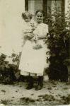 Mormor Anna Bolette og barnebarn Lissie